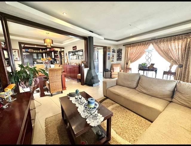 4 BEDROOM HOUSE FOR SALE IN OAKDENE